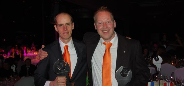 Thijs Veenstra (links) en Chris Kits (rechts) tonen trots hun prijs.