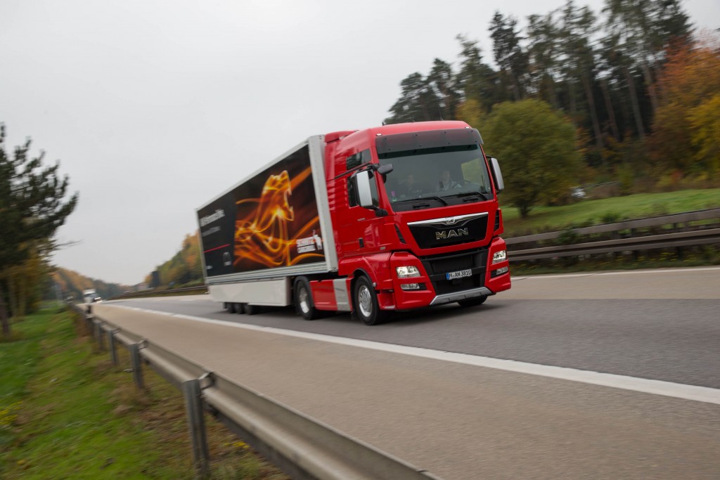 Updating the flagship: in the 2016 model year,  the TGX D38 will be even more interesting DE: Update des Flaggschiffs: zum Modelljahr 2016  wird der TGX D38 noch interessanter UK: Updating the flagship: in the 2016 model year,  the TGX D38 will be even more interesting