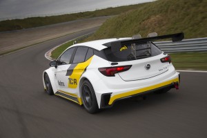 Opel drivers: Italian veteran Andrea Belicchi (39) and 19-year-old Jordi Oriola from Spain will be behind the steering wheels of the 330hp Astra TCRs.