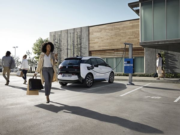 P90216968_lowRes_bmw-i3-94ah-dc-charg