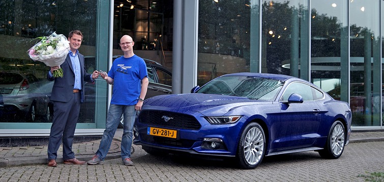 links Frank Simoen, Ford Ardea Auto en rechts de heer Mulder, trotse Mustang eigenaar